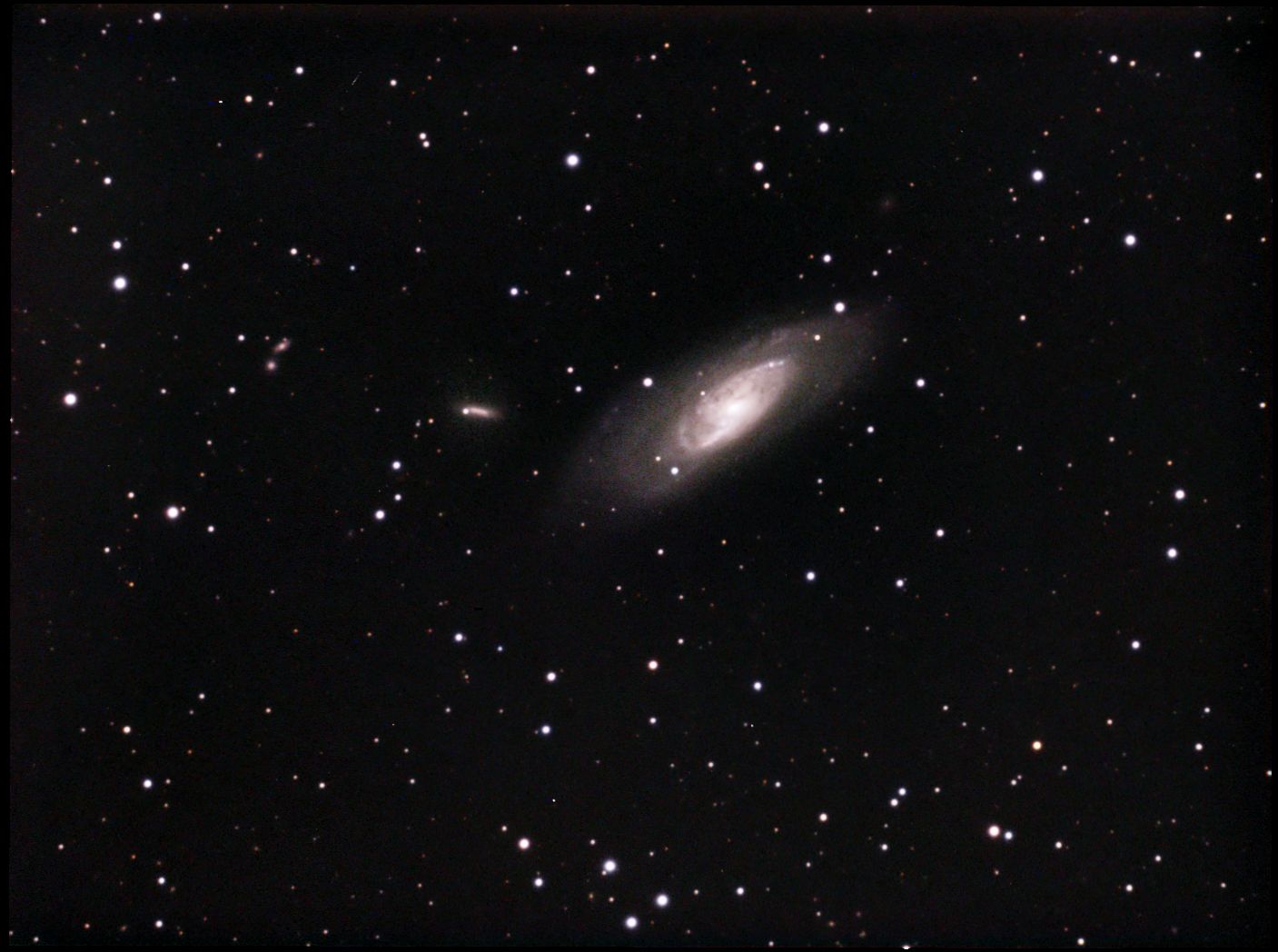 M106 - Galaxy in Canes Venatici | Astronomy images at Orion Telescope